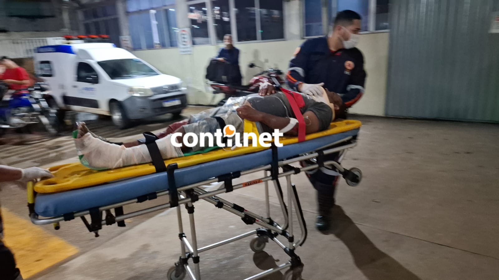 Motociclista bate em buraco, cai e sofre fratura exposta em Rio Branco