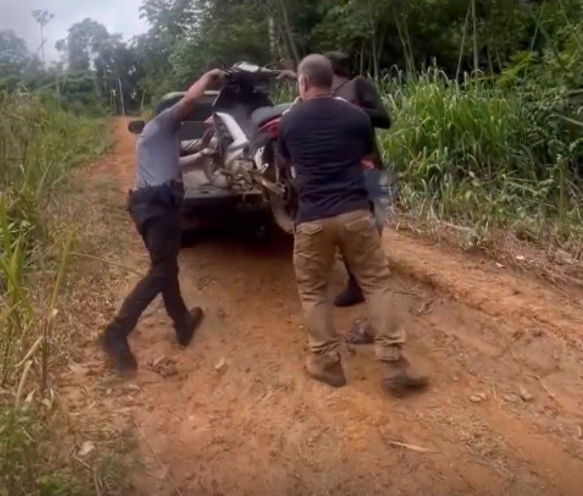 Polícia Civil encontra motocicleta abandonada que pode ter sido usada em crimes em Brasiléia