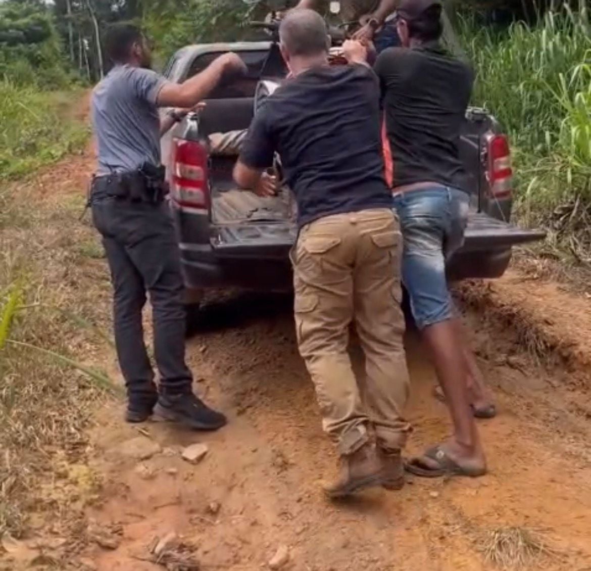 Polícia Civil encontra motocicleta abandonada que pode ter sido usada em crimes em Brasiléia