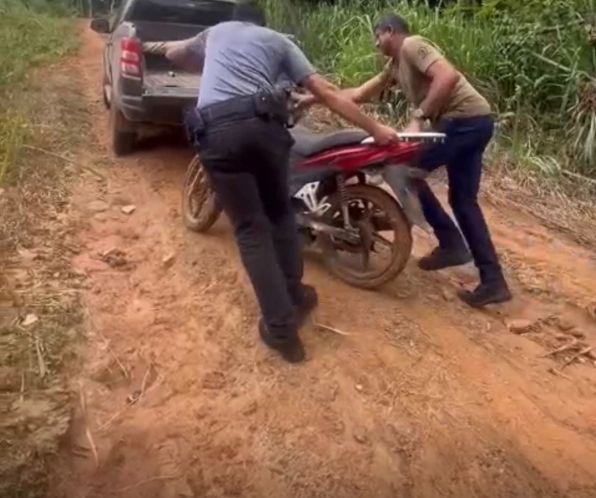 Polícia Civil encontra motocicleta abandonada que pode ter sido usada em crimes em Brasiléia