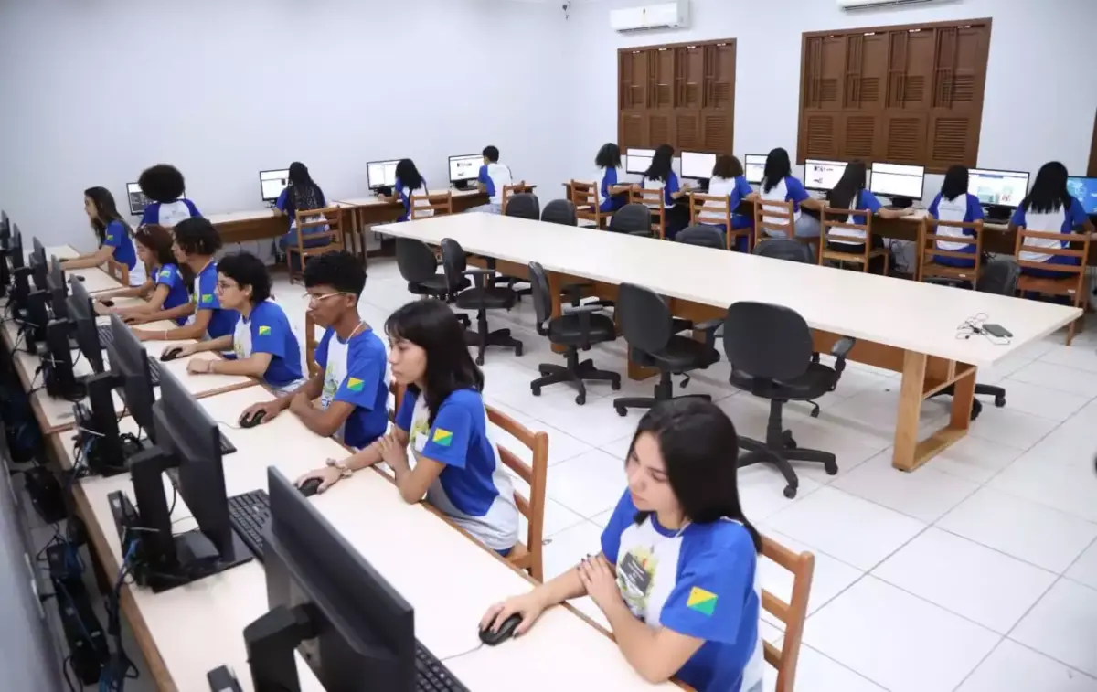 Acesso à internet em escolas públicas cresce 26 pontos percentuais em dez anos, aponta Censo Escolar