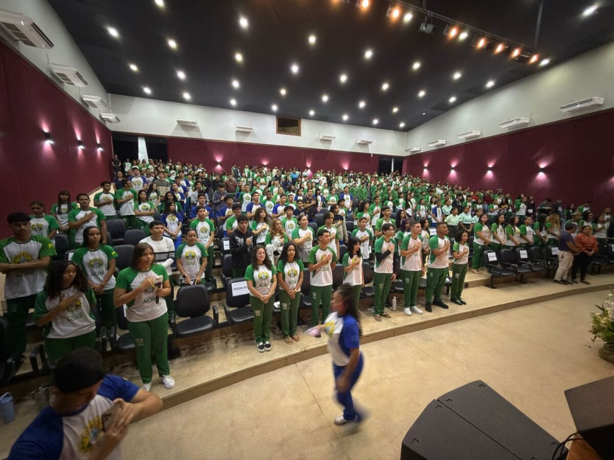 Elter Nóbrega participa da posse de novos grêmios estudantis em Cruzeiro do Sul