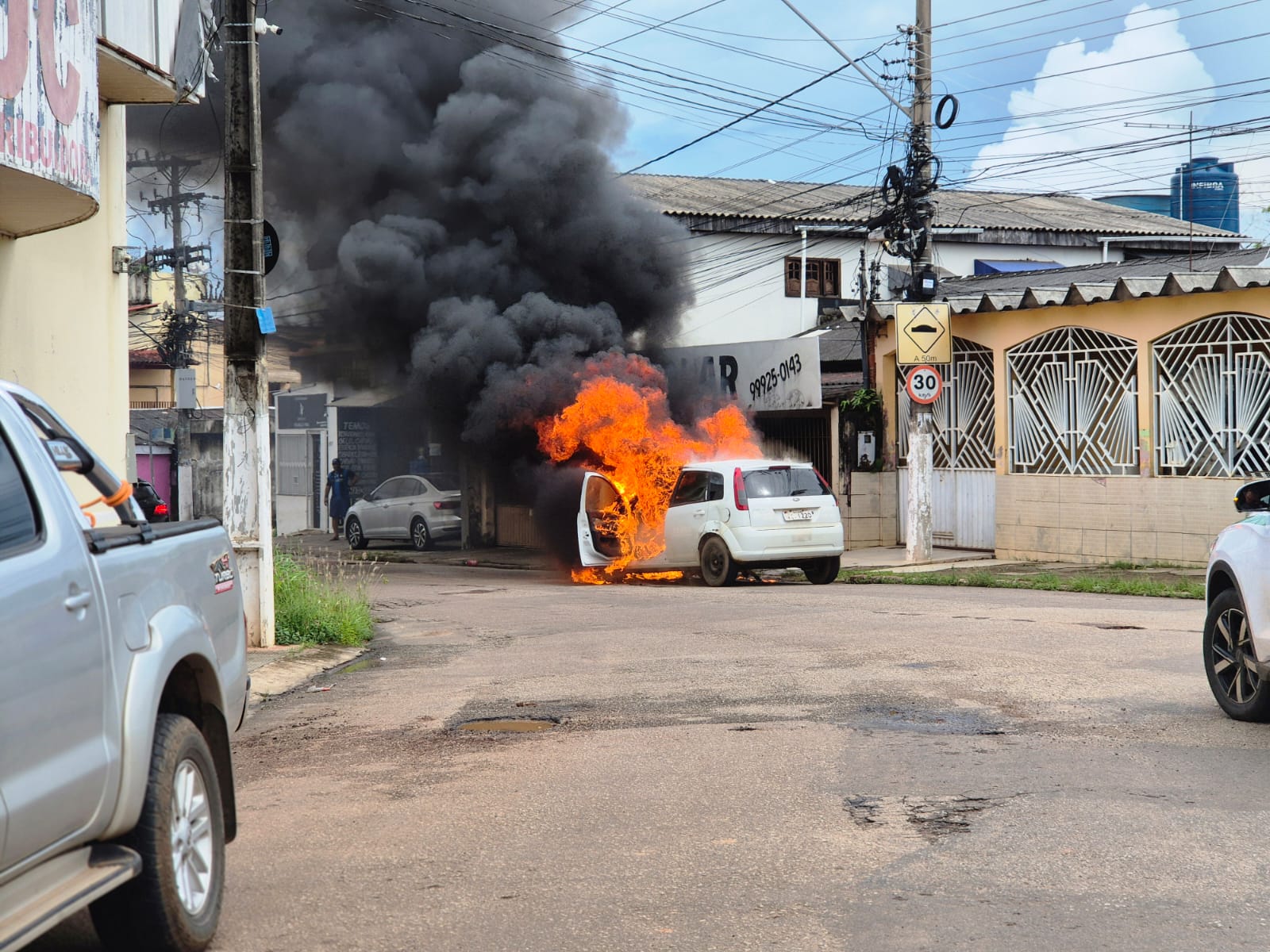 Carro pega fogo e provoca explosões durante incêndio registrado por moradores em Rio Branco