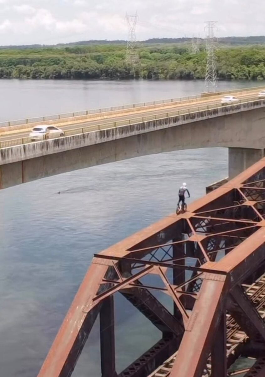 Atleta Diego Magno impressiona ao pedalar sobre estrutura metálica de ponte em novo vídeo