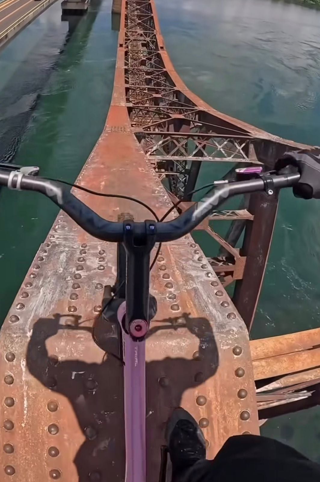Atleta Diego Magno impressiona ao pedalar sobre estrutura metálica de ponte em novo vídeo