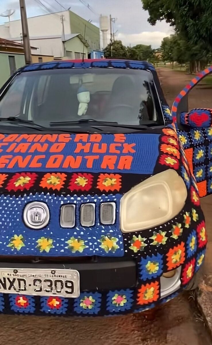 Mulher viraliza nas redes sociais ao criar capa de crochê para carro Fiat Uno