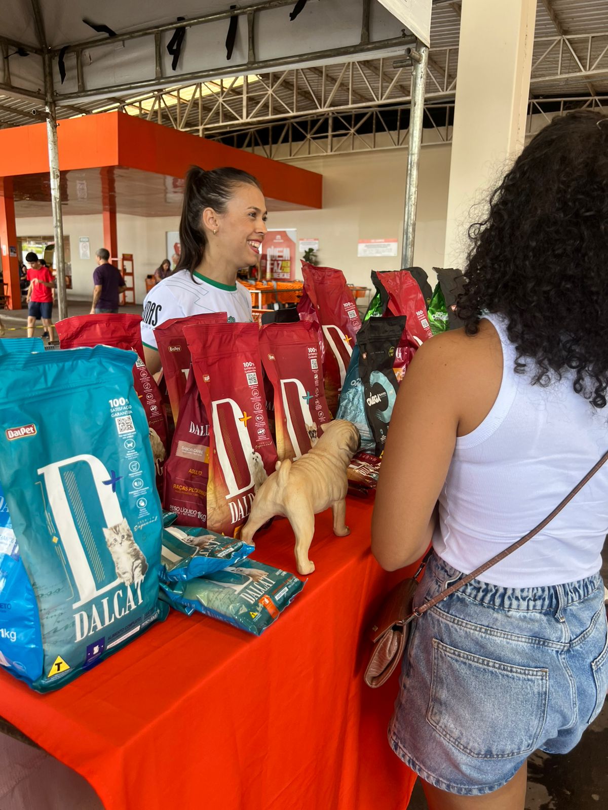 Mercale realiza ação de vacinação e adoção em comemoração ao Dia Nacional dos Animais