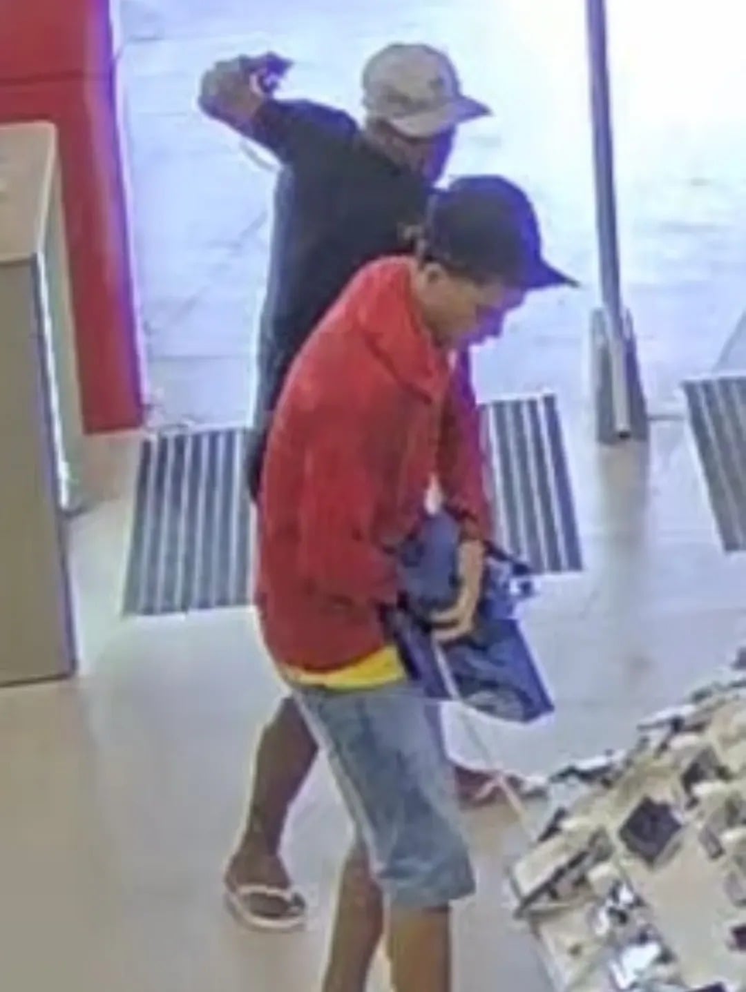 Criminosos armados invadem loja em shopping de Cruzeiro do Sul; vídeo mostra momento do assalto