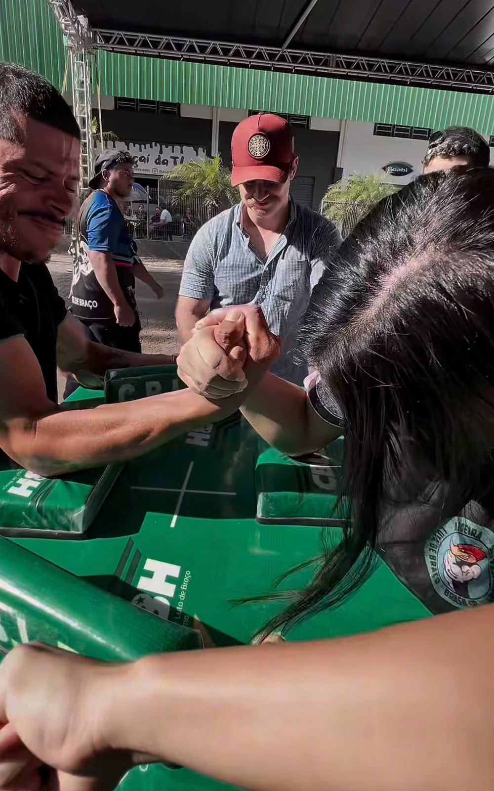 Estreante surpreende e conquista quatro pódios em competição de queda de braço