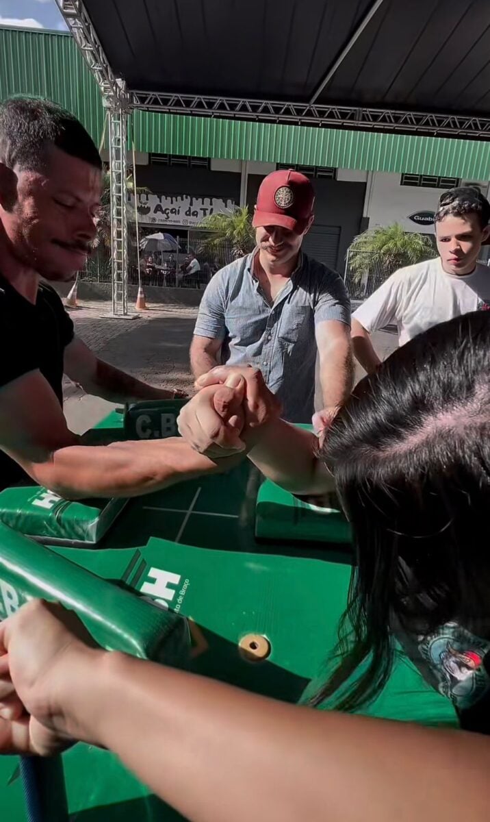 Estreante surpreende e conquista quatro pódios em competição de queda de braço