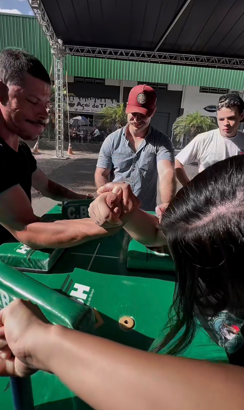 Estreante surpreende e conquista quatro pódios em competição de queda de braço