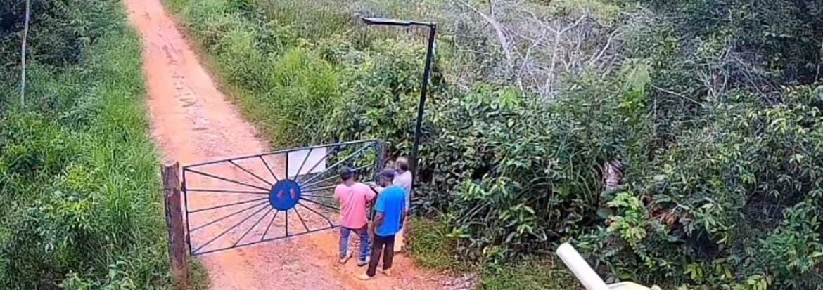 Idoso é prensado contra porteira após caminhão descer sozinho e acidente assusta