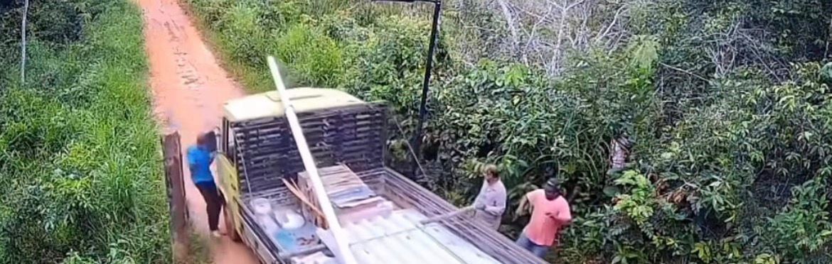 Idoso é prensado contra porteira após caminhão descer sozinho e acidente assusta