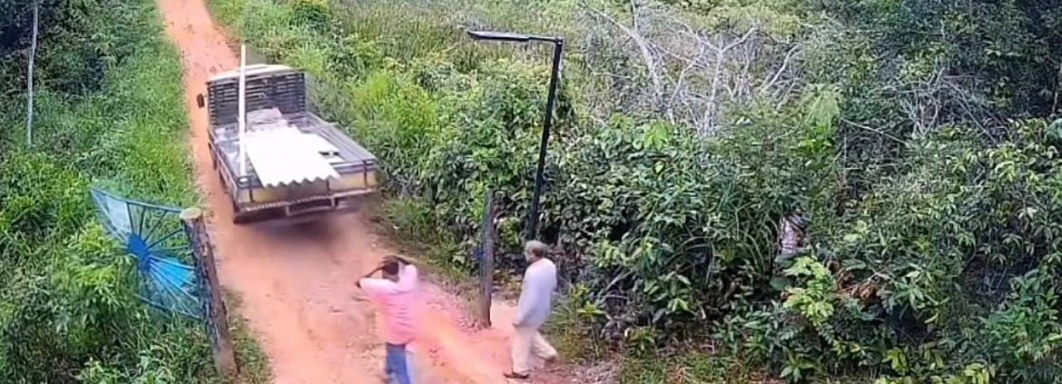 Idoso é prensado contra porteira após caminhão descer sozinho e acidente assusta