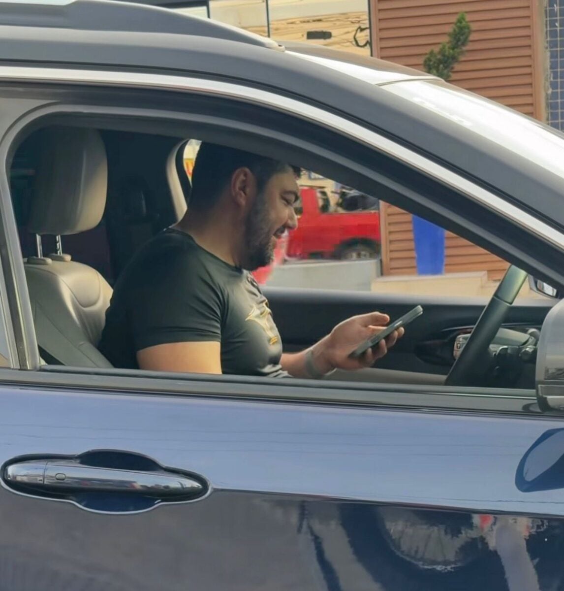 Mulher filma reação do marido concentrado no celular e vídeo divertido viraliza nas redes sociais