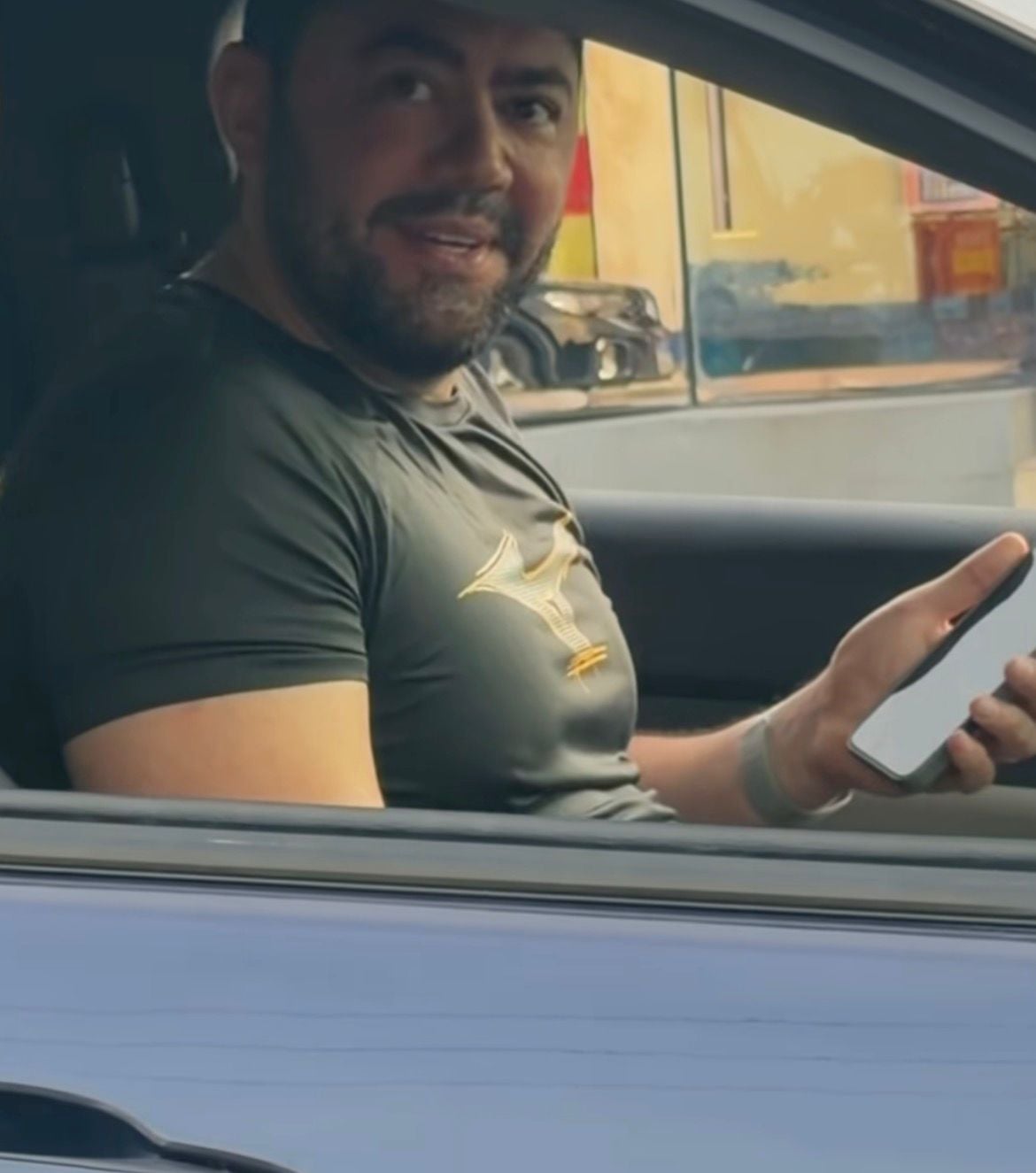 Mulher filma reação do marido concentrado no celular e vídeo divertido viraliza nas redes sociais