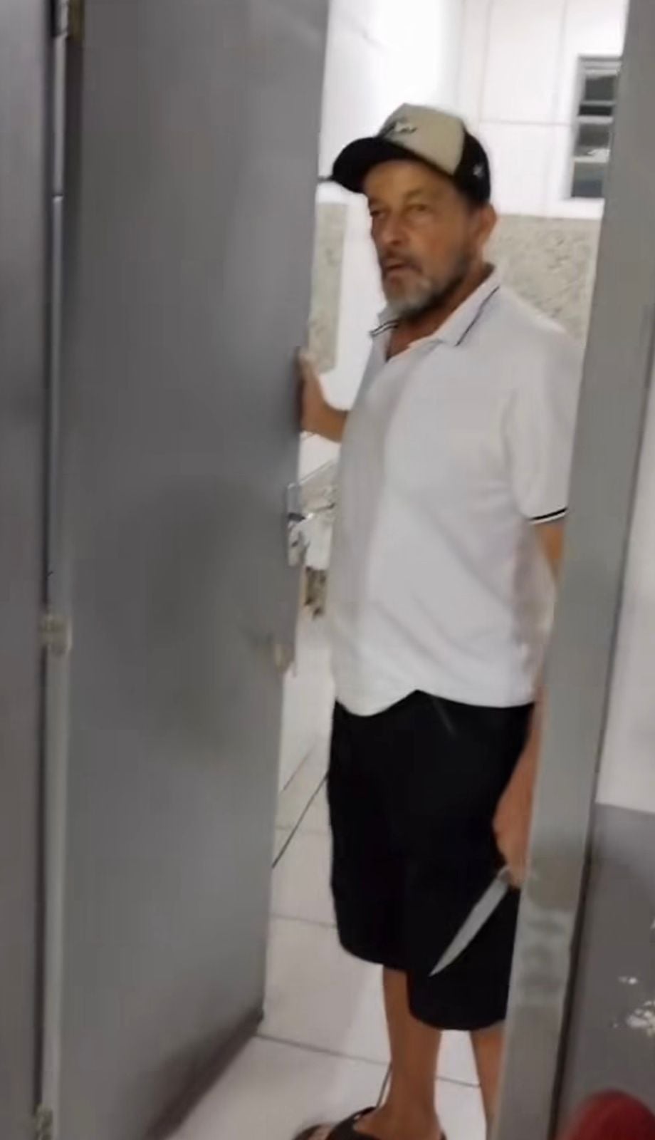 Vídeo mostra tentativa atrapalhada de amigos para abrir banheiro trancado