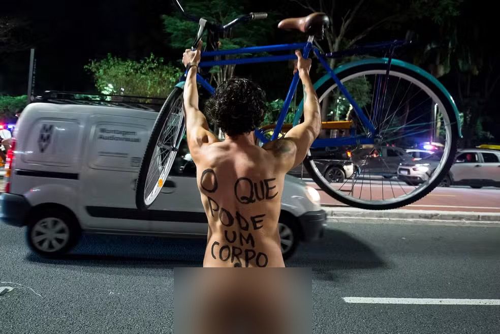 Ciclistas pedalam nus por avenida durante protesto que cobra mais segurança no trânsito urbano