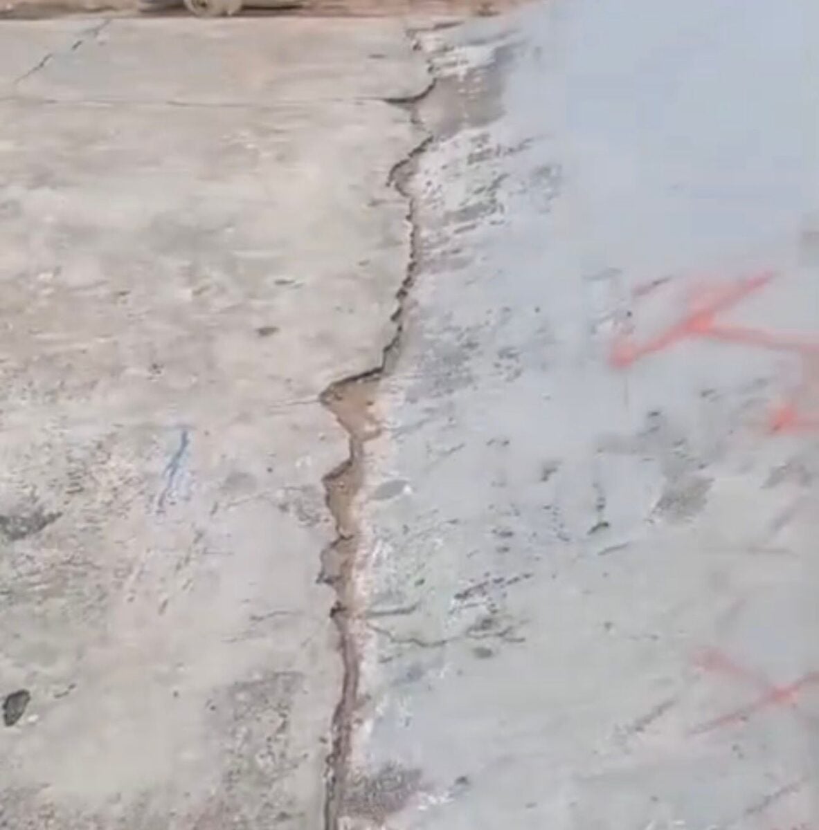 Adolescente fratura a perna em pista de skate e praticantes cobram manutenção em Sena Madureira