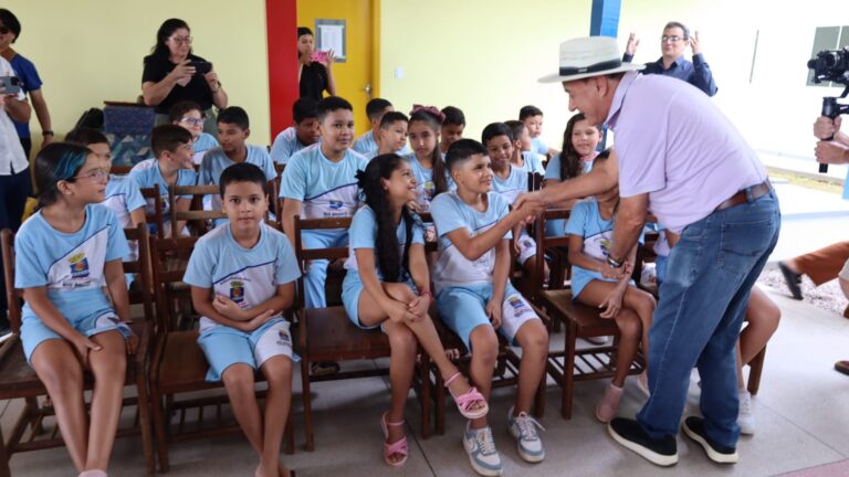 Alunos voltam às aulas com entrega de uniformes e tênis novos na rede municipal de Rio Branco