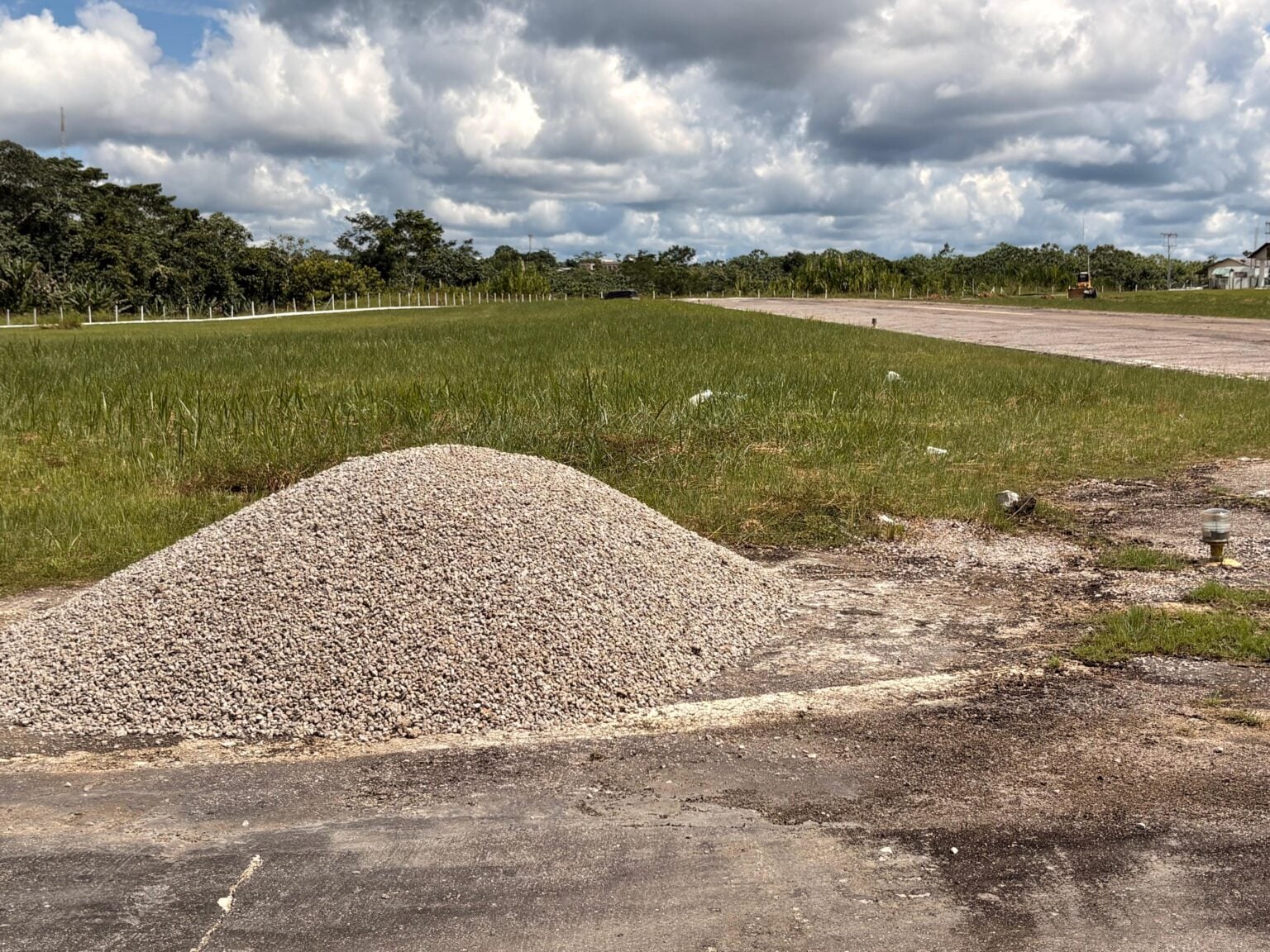 Deracre vistoria preparativos para manutenção da pista de pouso de Marechal Thaumaturgo