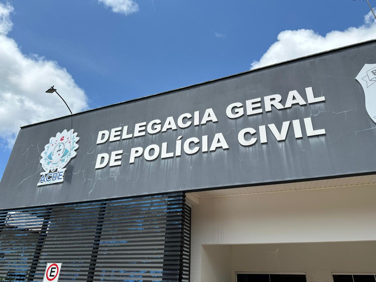 Polícia Civil prende suspeito e apreende menor após furto em supermercado de Cruzeiro do Sul