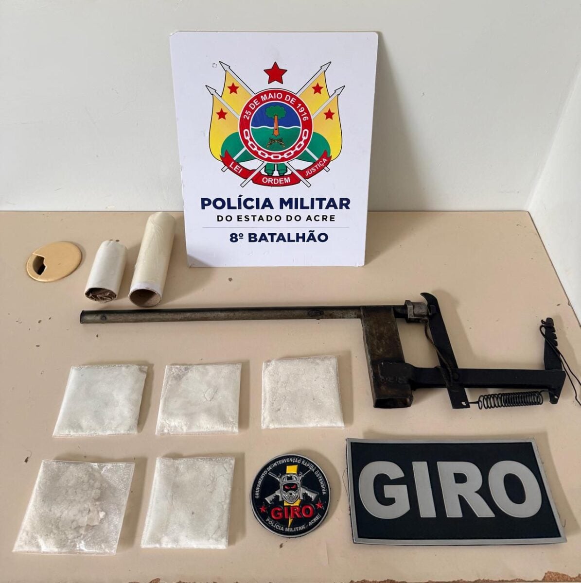 Durante a revista, os militares encontraram com o homem uma arma de fogo artesanal