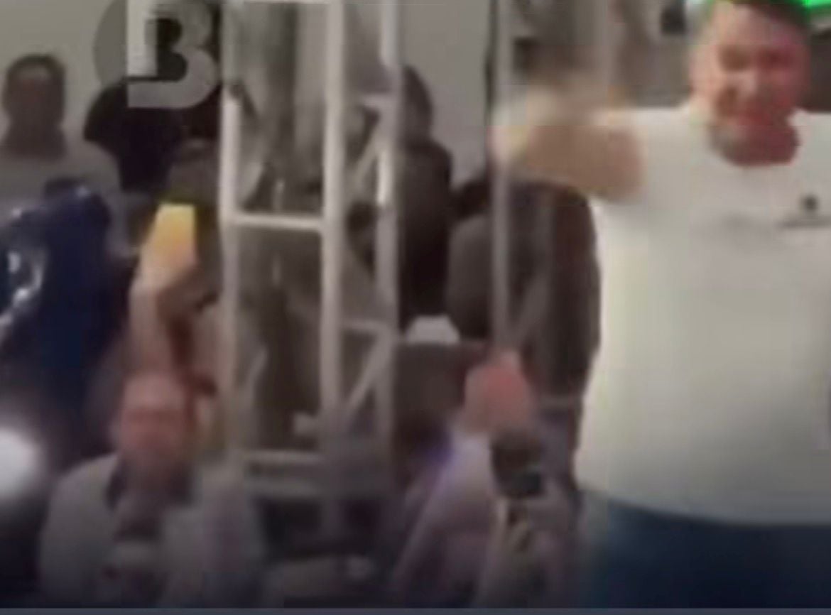 Apresentador critica presença de Flávio Bolsonaro em evento durante internação do pai na UTI