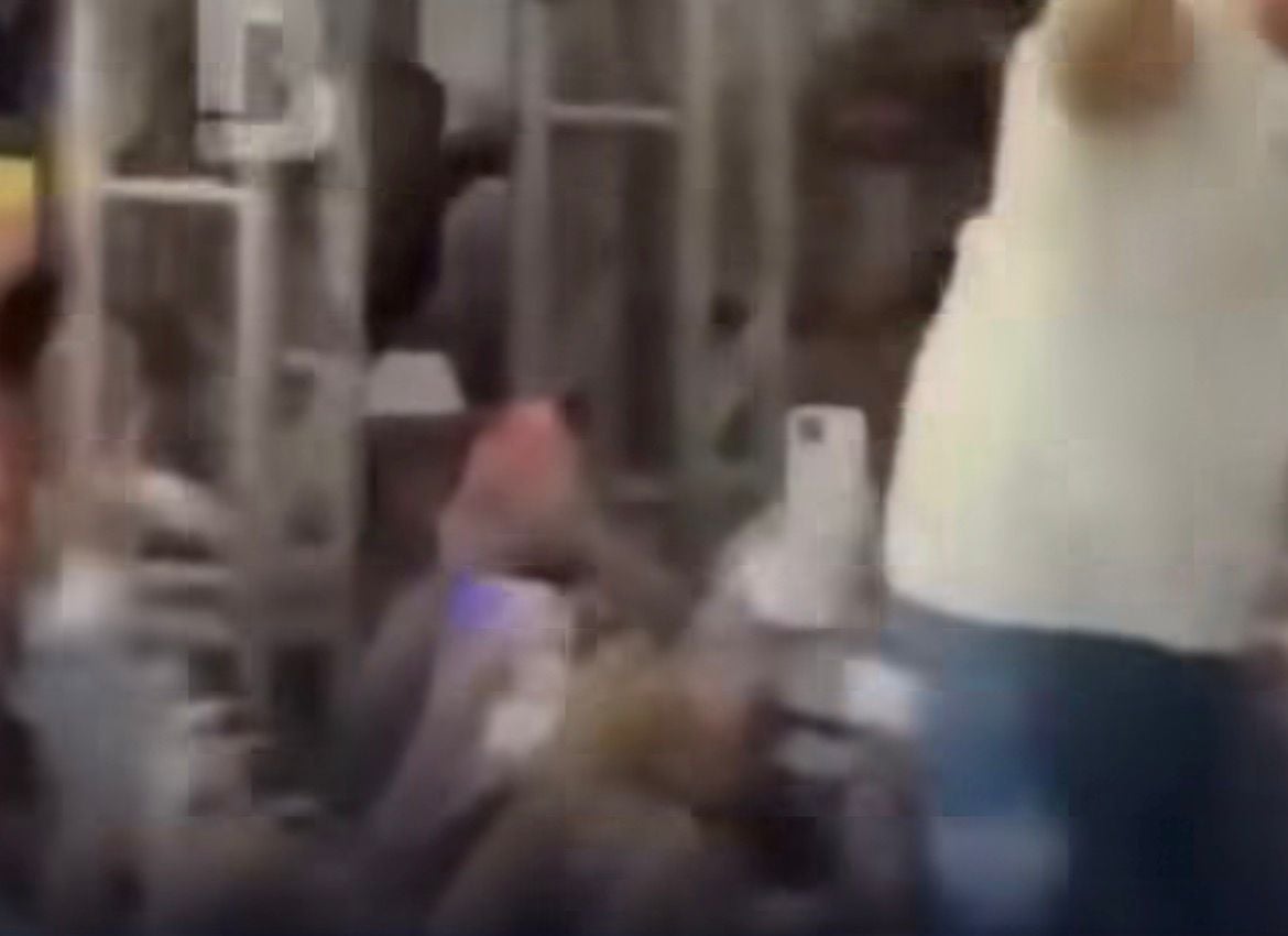 Apresentador critica presença de Flávio Bolsonaro em evento durante internação do pai na UTI