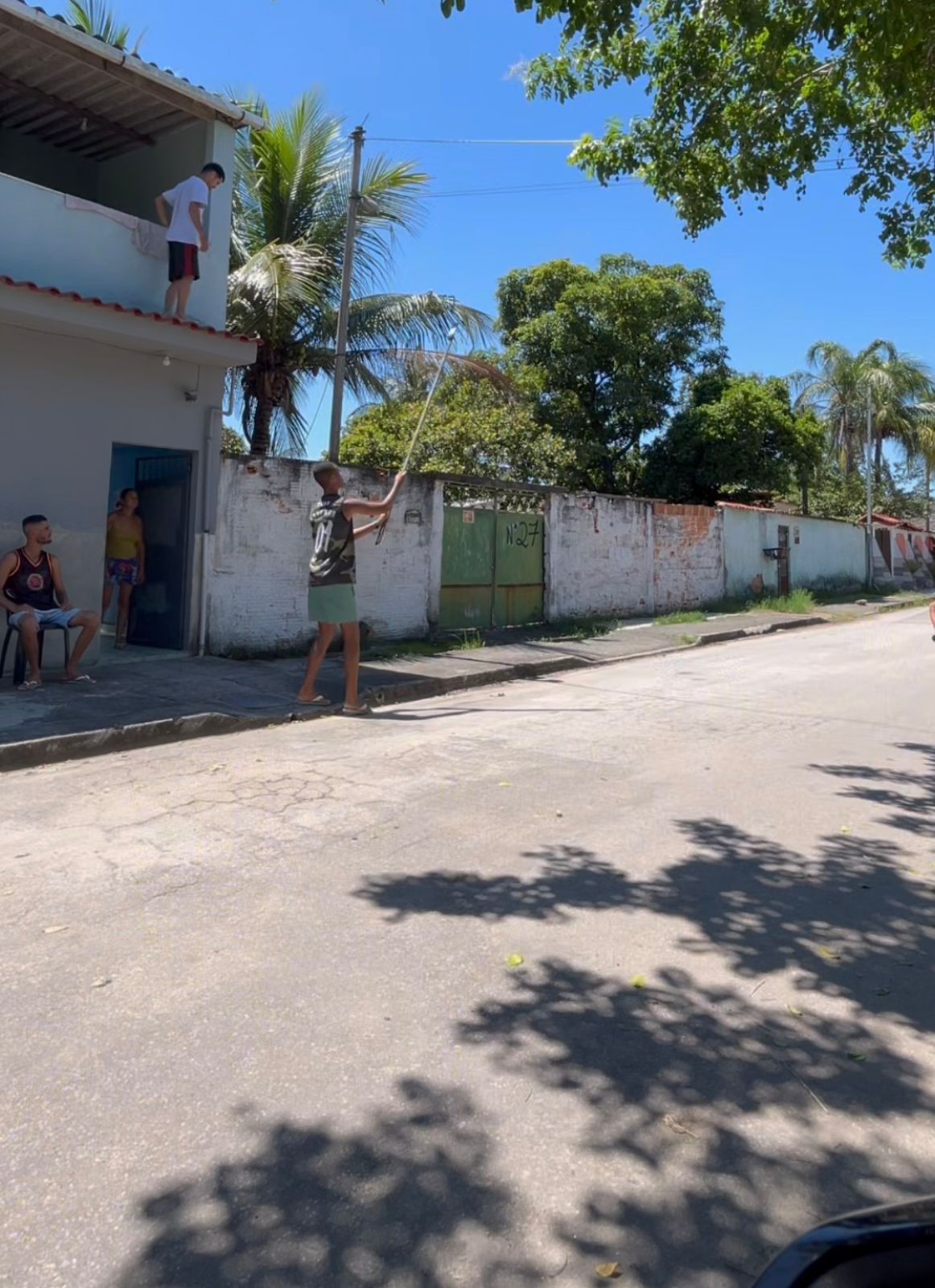 Bastidores de trend dos drones viralizam ao mostrar criatividade com celular e madeira