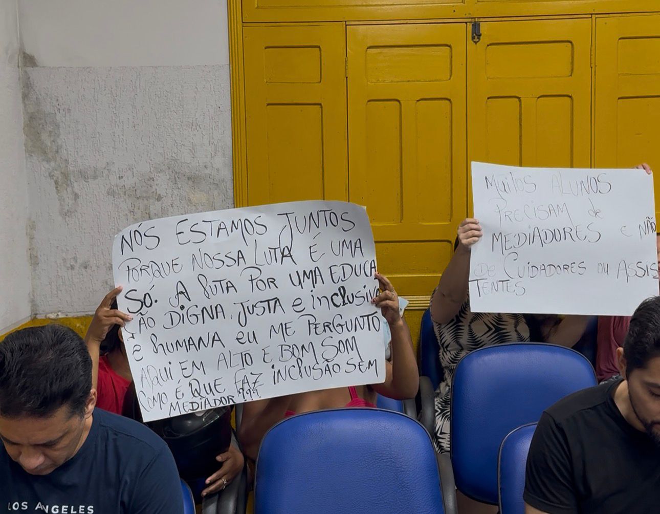 Pais de crianças atípicas comparecem à Câmara de Sena e cobram mediadores e inclusão nas escolas municipais