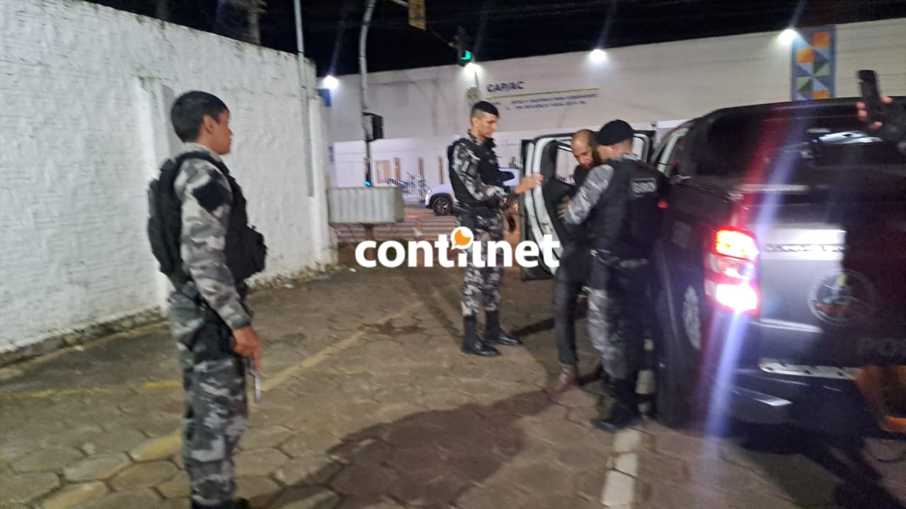 Homem armado ameaça cliente em bar, tenta se esconder e acaba preso pela polícia