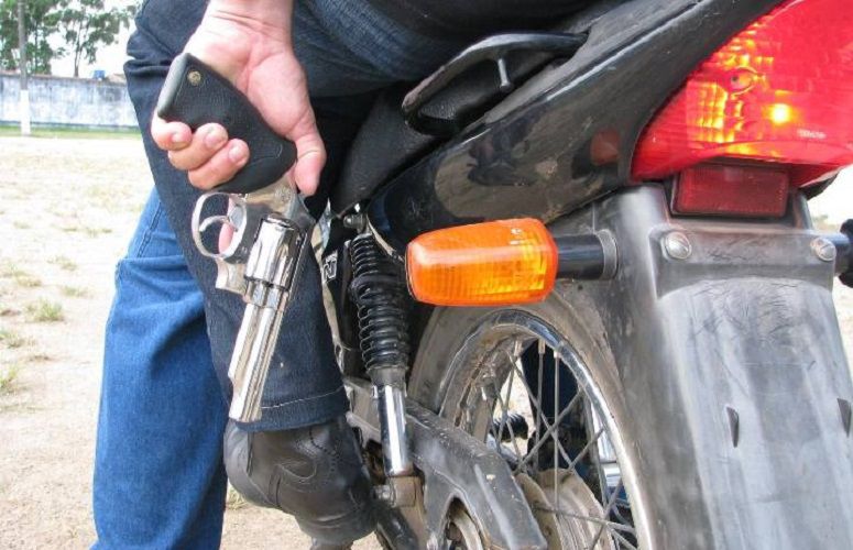 Homem armado rouba moto de mulher no Centro de Cruzeiro do Sul