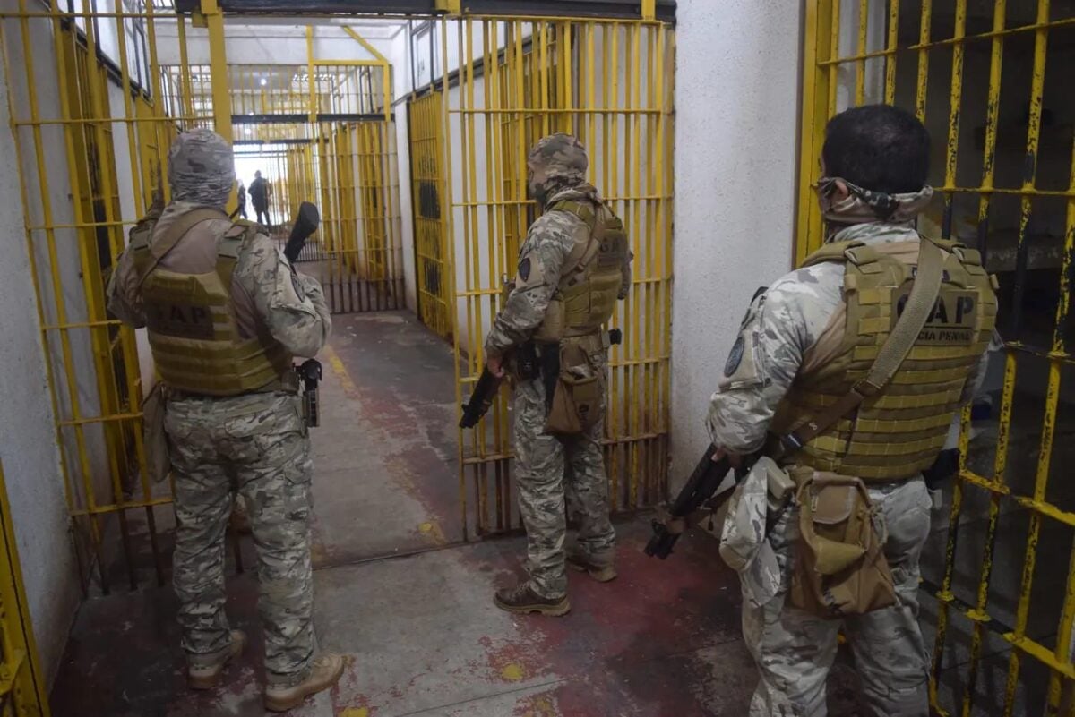 Ao final da revista, seis aparelhos celulares foram encontrados e apreendidos nas celas