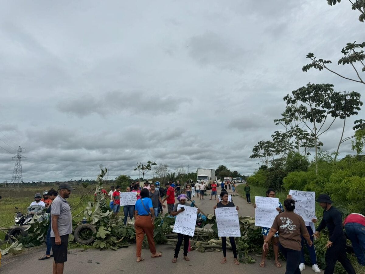 Urgente: mães e pais atípicos bloqueiam BR-364 em protesto por direitos em Sena Madureira