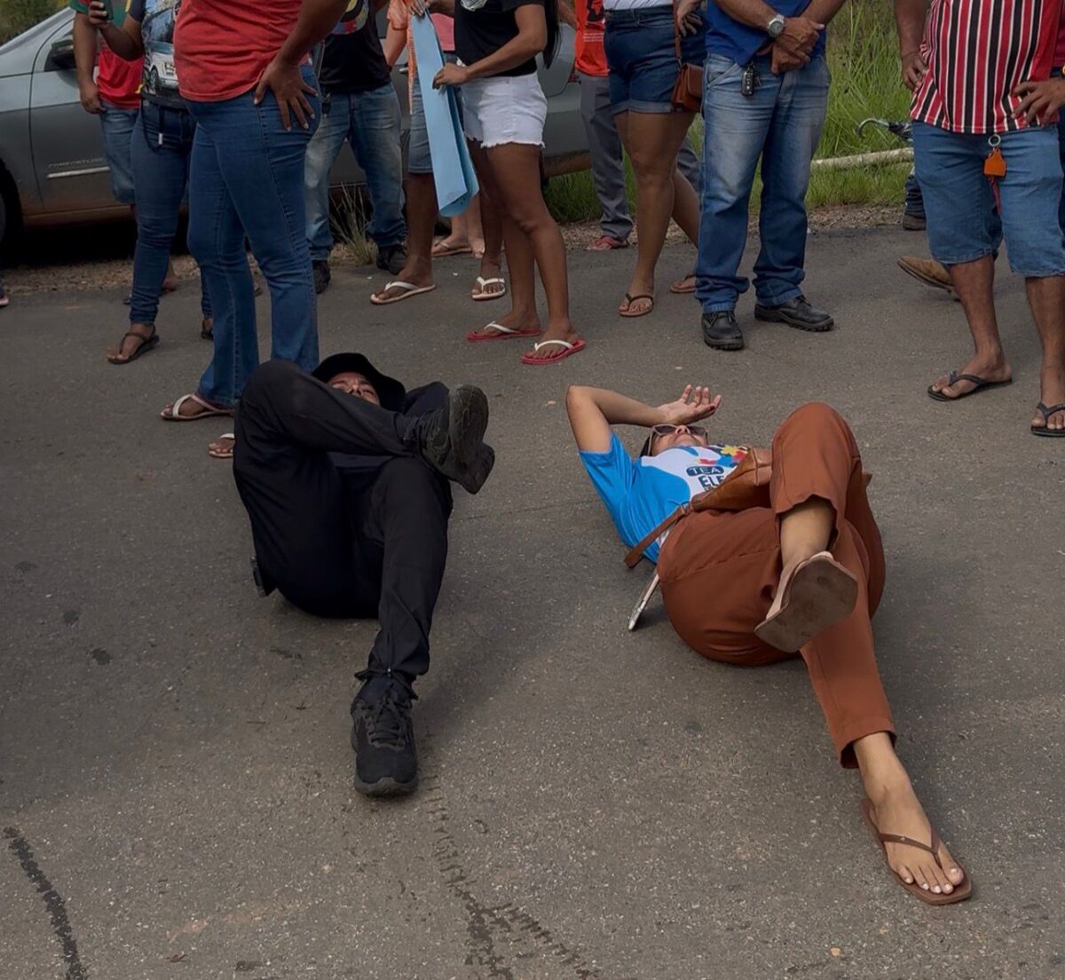 Manifestantes deitam na BR-364 e protesto gera tensão em Sena Madureira