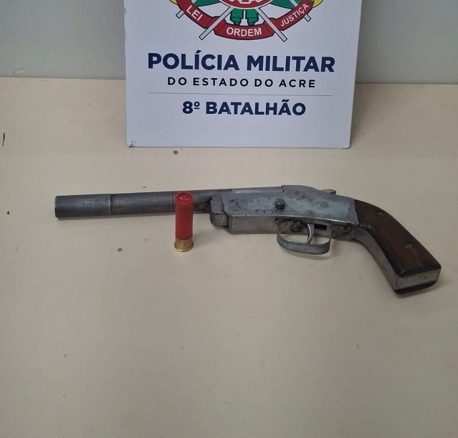 Ação da PM resulta na apreensão de escopeta e detenção de suspeitos em Sena Madureira