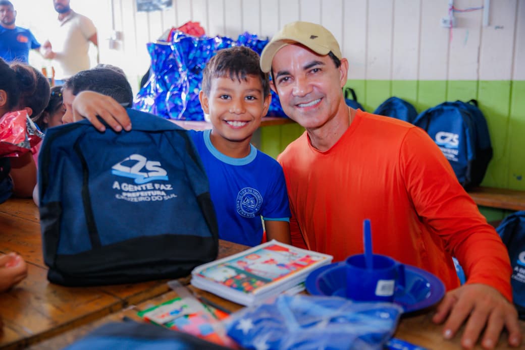 Prefeitura de Cruzeiro entrega fardamento e material escolar a alunos do Juruá Mirim