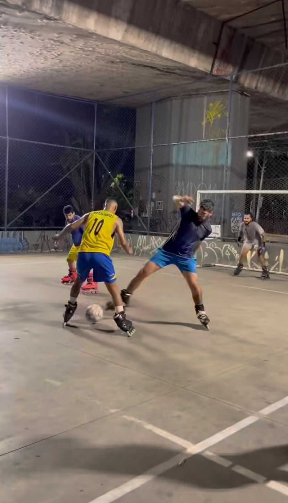 Conheça o Futins: a mistura de patins e futebol que viralizou na web