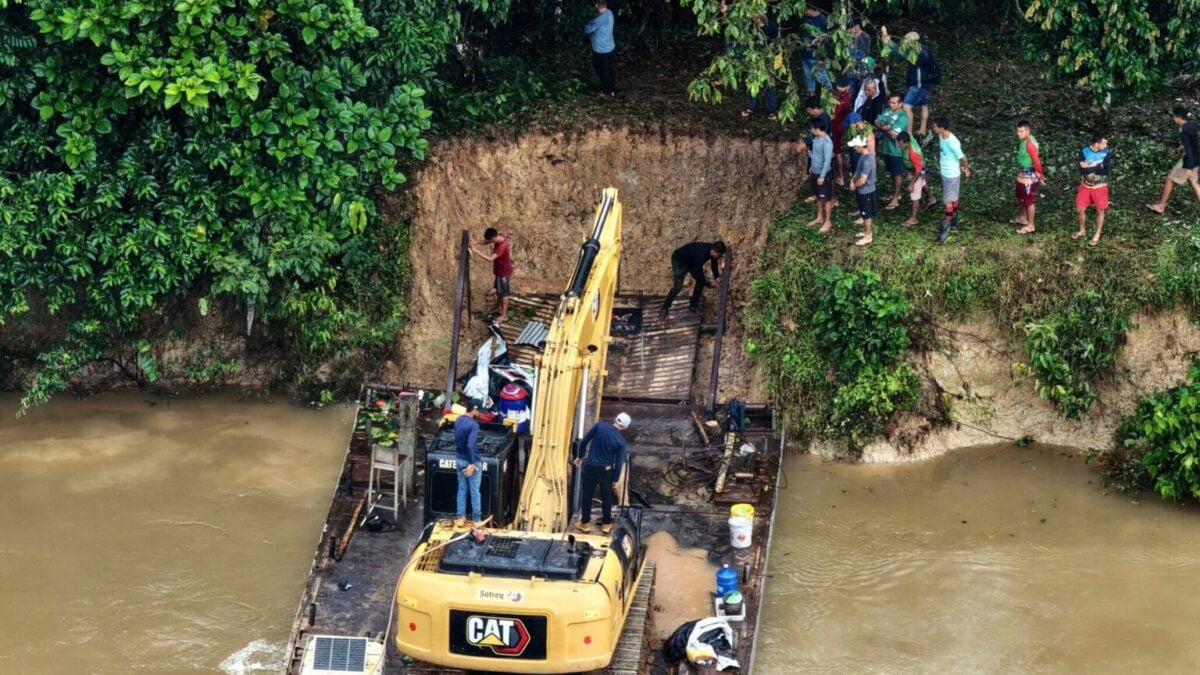Prefeitura leva escavadeira por três dias de viagem até comunidade isolada no interior do Acre