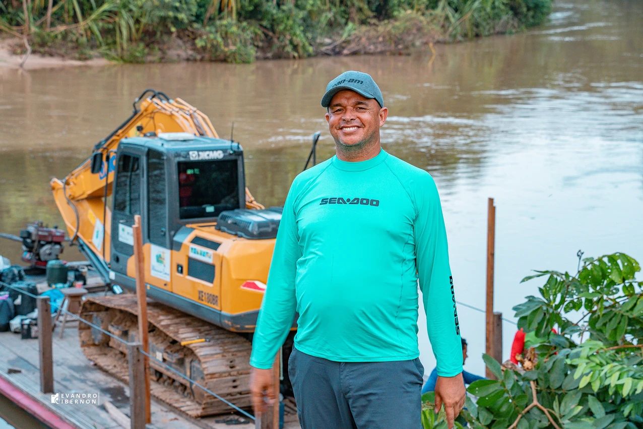 Após três dias de trajeto, máquina pesada chega a comunidade de difícil acesso no Acre