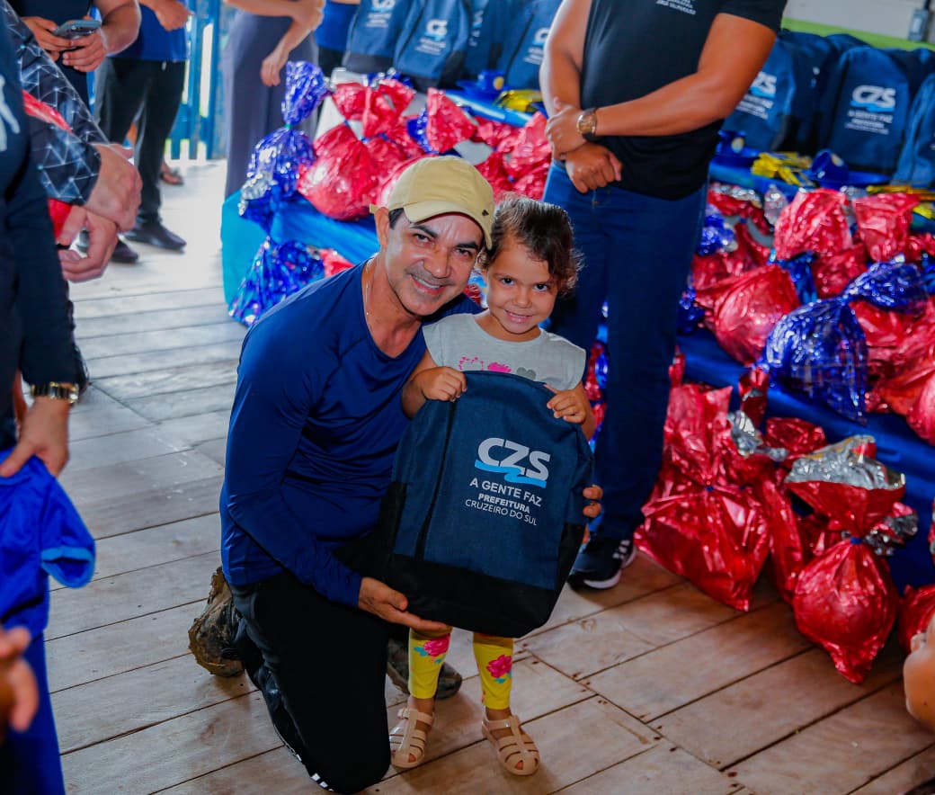 Cruzeiro do Sul entrega kits escolares e fardamentos a alunos dos rios Juruá e Valparaíso
