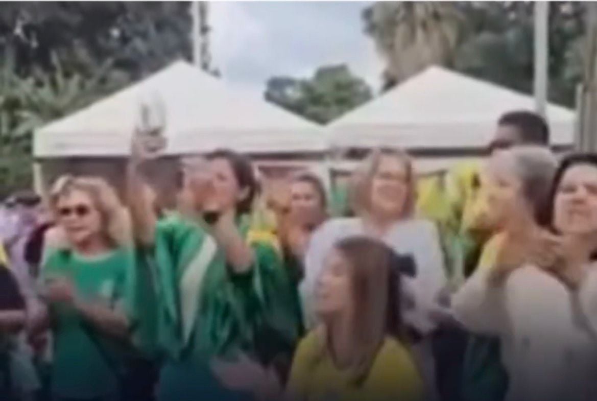 Apoiadores de Jair Bolsonaro realizam ato em frente a hospital no aniversário do ex-presidente