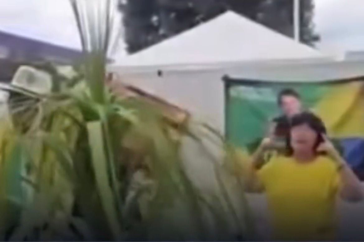 Apoiadores de Jair Bolsonaro realizam ato em frente a hospital no aniversário do ex-presidente