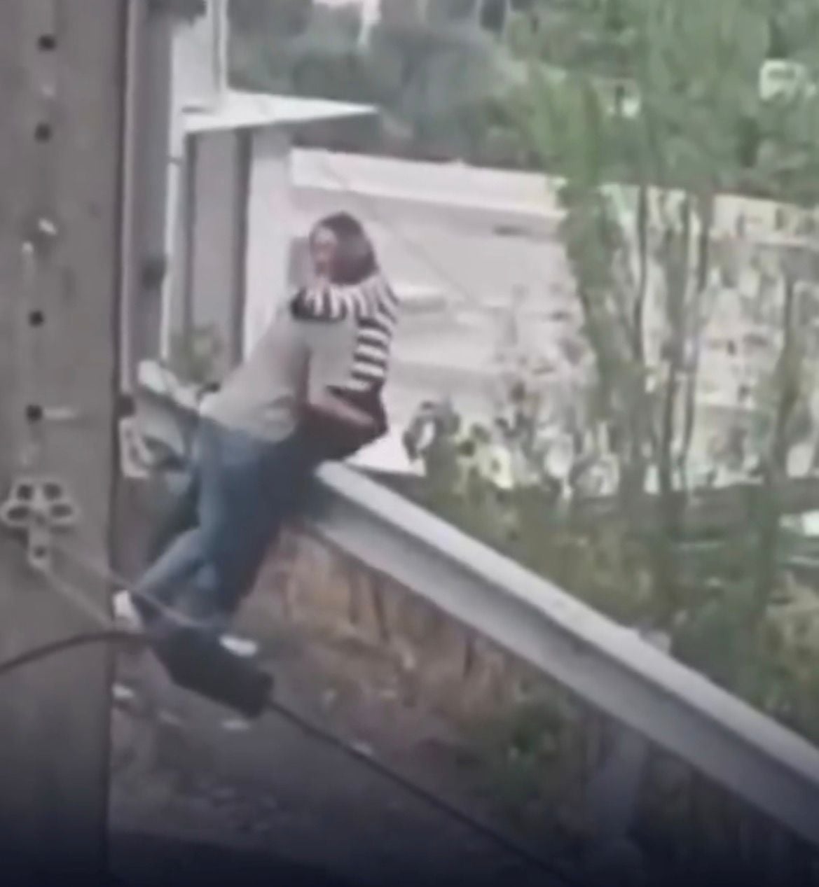 Vídeo flagra casal caindo durante momento de romance e descontração