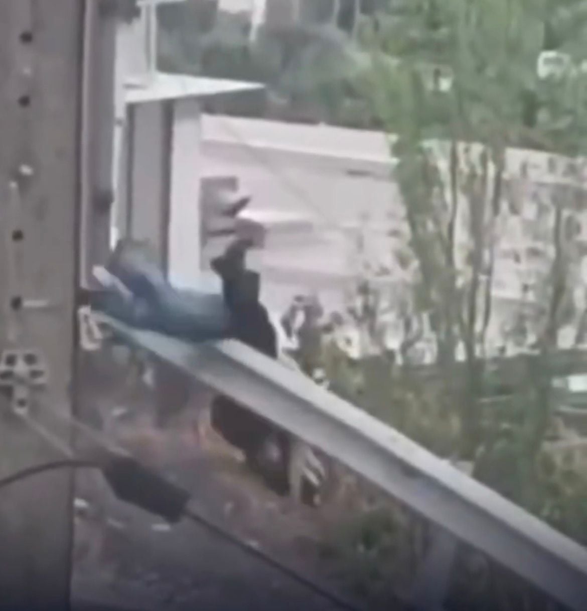 Vídeo flagra casal caindo durante momento de romance e descontração