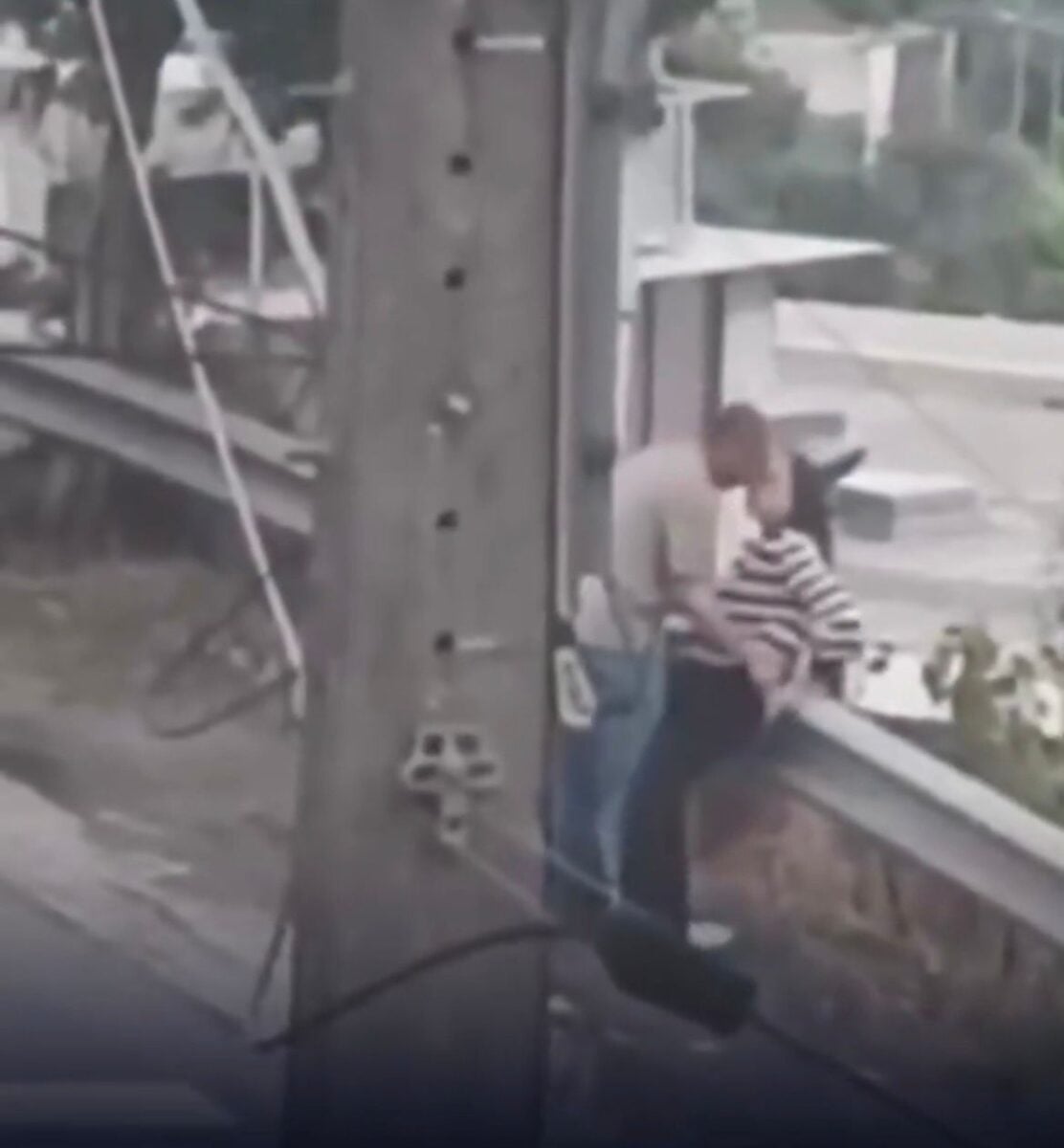 Vídeo flagra casal caindo durante momento de romance e descontração