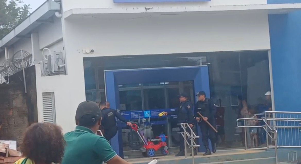 Imagens registram ação policial contra homem em suposto surto no Acre