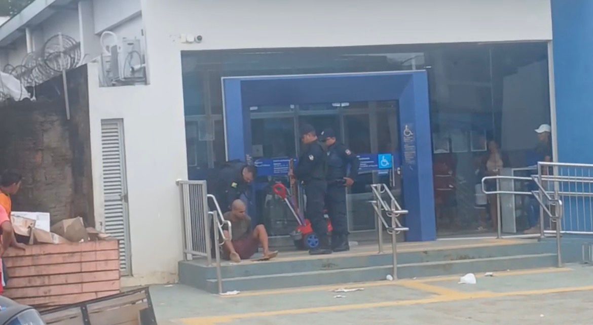 Imagens registram ação policial contra homem em suposto surto no Acre