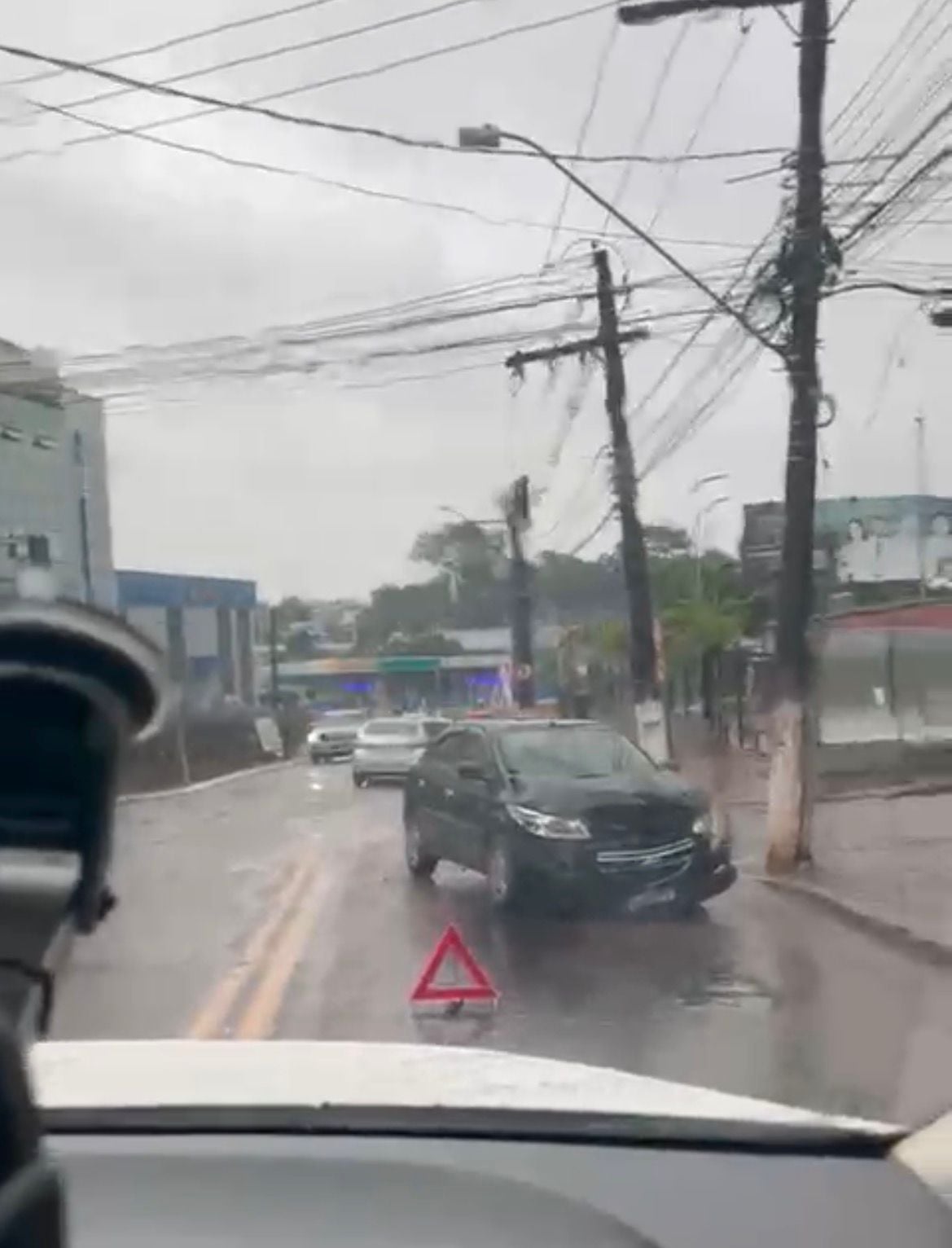 Acidente na Isaura Parente envolve família e motorista de aplicativo